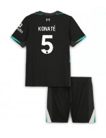 Otroške Nogometnih dresov Liverpool Ibrahima Konate #5 Gostujoči 2024-25 Kratki rokavi (+ hlače)